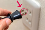 Tại sao phích cắm điện dẹt lại có 2 lỗ tròn?