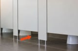 Vì sao cửa phòng tắm, nhà vệ sinh công cộng thường có khe hở lớn phía dưới?