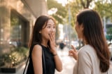 Vì sao lời khen từ người lạ đôi khi khiến chúng ta thích hơn từ người quen