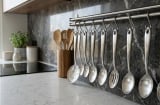 Vì sao muỗng inox luôn có một lỗ nhỏ ở cán? Không phải để treo cho đẹp