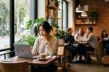 Vì sao nhiều người thích ngồi ở góc quán cà phê thay vì giữa quán?