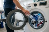 Vì sao bạn nên thả một chai nhựa vào máy giặt ngay hôm nay?