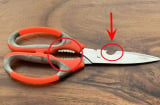 Vì sao trên mỗi chiếc kéo đều có những lỗ khuyết, lỗ răng cưa?