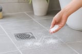  ì sao nhiều người rải muối trên sàn nhà tắm, nhà vệ sinh? Mẹo đơn giản nhưng có nhiều công dụng bất ngờ