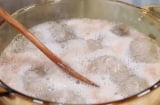 Lớp bọt khi luộc thịt, hầm xương: Là 'tinh túy' hay 'chất bẩn' cần loại bỏ?