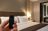 Mẹo phát hiện camera ẩn trong nhà nghỉ, khách sạn một cách dễ dàng: Nhớ ngay để an toàn