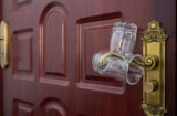 Mẹo sống còn khi đi khách sạn: Chỉ với 2 chiếc cốc, bạn có thể yên tâm ngủ ngon