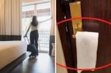 Nhiều người thường treo khăn ướt trên tay nắm cửa ở khách sạn: Vì sao?