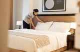 Tại sao khách sạn luôn đặt 2 chiếc gối trên một giường đơn?