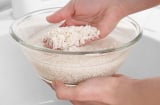 Tại sao nên cho muối vào vo gạo?