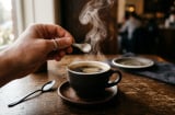Tại sao nhiều người cho một ít muối vào cà phê? Bí quyết giúp ly cà phê bớt đắng, đậm vị hơn