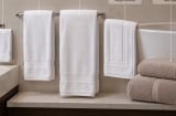Tại sao nhiều phòng khách sạn có 3-4 loại khăn? Nhiều người dùng sai chiếc khăn nhỏ