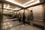 Tại sao nhiều thang máy đều đặt gương lớn bên trong? Công dụng thật sự không chỉ để soi