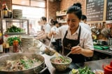 Vì sao hàng phở luôn phải 'trần nóng' bát trước khi múc nước dùng?