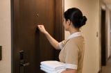 Vì sao nhân viên gõ cửa 3 lần trước khi vào phòng khách sạn? Có những lý do ít người biết