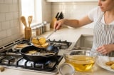 Bí quyết cho vài lát khoai tây vào chảo dầu: Công dụng khiến nhiều người bất ngờ