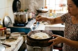 Vì sao các bà nội trợ khéo tay luôn cho muối khi đồ xôi?