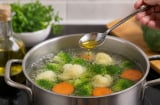 Vì sao đầu bếp nhà hàng khuyên nên cho một ít dầu ăn vào nồi luộc rau củ?