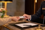 Nhà nghỉ, khách sạn có được phép giữ căn cước/CCCD của khách không?