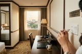 Tại sao bạn nên rút phích cắm tivi ngay khi vừa nhận phòng khách sạn?
