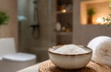 Tại sao nên để một bát muối trong nhà vệ sinh, nhà tắm? Công dụng cực kỳ hữu ích mà nhiều người chưa biết