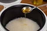  Vì sao nên cho 1 thìa dầu ăn vào nồi cơm?