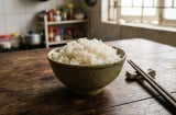 Bác sĩ cảnh báo: Sai lầm khi ăn cơm nguội 'độc hại' hơn cả thạch tín trong ngày nóng