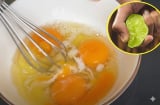 Tại sao nhiều đầu bếp chuyên nghiệp luôn vắt vài giọt chanh vào trứng trước khi rán?