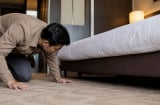 Vì sao bạn nên kiểm tra gầm giường ngay khi nhận phòng khách sạn? Nhiều người bỏ qua nhưng rủi ro không hề nhỏ