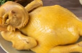 Mẹo luộc gà giúp da vàng giòn, không rách da, thịt ngọt thơm: Nhiều người làm sai ngay từ bước đầu