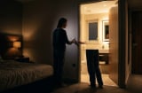 Tại sao bạn nên bật đèn nhà vệ sinh khi ngủ ở khách sạn?