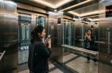 Tại sao thang máy luôn lắp gương lớn? Đừng tưởng chỉ để soi, công dụng thật sự khiến ai cũng bất ngờ