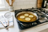 Vì sao nên cho vài lát chanh vào dầu ăn cũ?