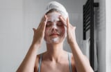5 thói quen khi rửa mặt âm thầm làm tổn hại làn da mà nhiều người vẫn mắc phải