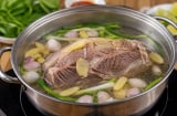 Luộc thịt đậy vung kín mít là dại: Chuyên gia chia sẻ cách luộc thịt thải sạch độc tố, an tâm mà ăn