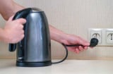 Tại sao ấm siêu tốc thường chỉ có dây cắm ngắn?