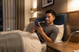 Vì sao ổ cắm điện trong khách sạn thường đặt ngay cạnh giường?