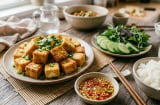 Cách chiên đậu phụ vàng đều, giòn bên ngoài, mềm bên trong mà không dính chảo