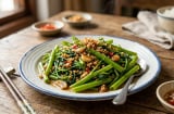 Cách xào rau muống xanh mướt, giòn ngon như ngoài hàng