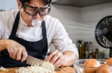 Vì sao nhiều đầu bếp lại nhai kẹo cao su khi thái hành?