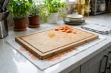 Vì sao nhiều người đặt một tờ giấy dưới thớt?