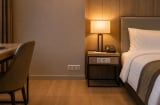 Vì sao ổ cắm điện trong khách sạn thường đặt thấp? Lý do không chỉ để cắm sạc