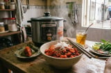 Cách đồ xôi gấc bằng nồi cơm điện: Dẻo ngon, màu đẹp như ngoài hàng