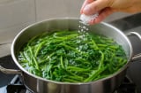 Luộc rau chỉ bỏ nước thôi chưa đủ: Làm thêm bước này rau xanh mướt, giữ nguyên giá trị dinh dưỡng