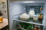 Vì sao bạn nên để 1 bát muối trong tủ lạnh?