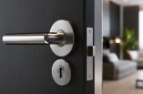  Vì sao tay nắm cửa thường làm bằng kim loại?