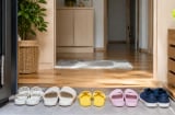 Cách để dép ở cửa có thể tiết lộ điều gì về bạn? Một thói quen nhỏ nhưng chứa nhiều tín hiệu thú vị