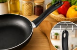 Công dụng ít người biết của lỗ nhỏ trên cán chảo: Không chỉ để treo