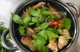 Luộc gà muốn chín đều, ngọt thịt cứ cho thêm nắm lá này