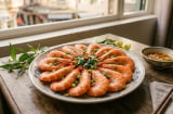 Luộc tôm cứ cho lá này vào: Tôm đỏ au, chắc thịt, thơm lừng mà không hề có mùi tanh